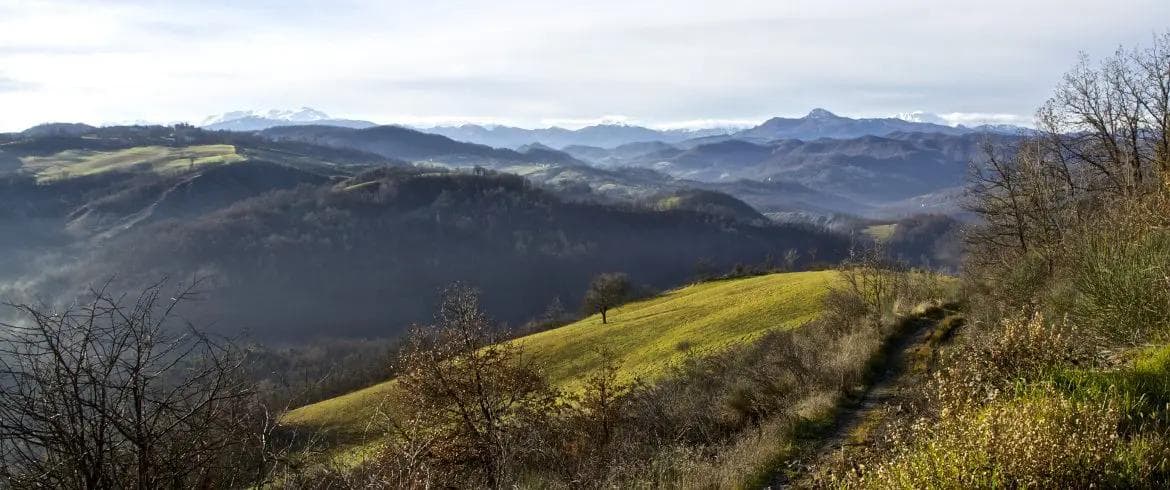 Suggestivo paesaggio dell'Appennino Reggiano vicino a Marola, territorio dell'Agricola Il Pichello